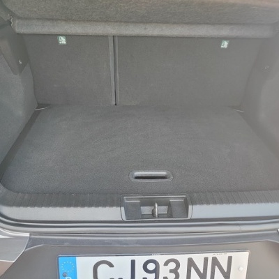 Porta-malas de carro cinza escuro com matrícula C-J93NN