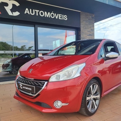 Carro vermelho Peugeot estacionado em loja de automóveis