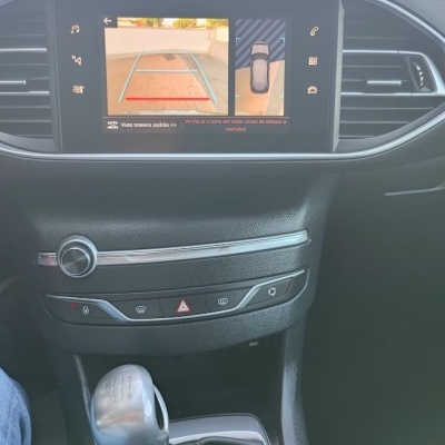 Sistema multimédia e caixa de velocidades manual no interior do carro