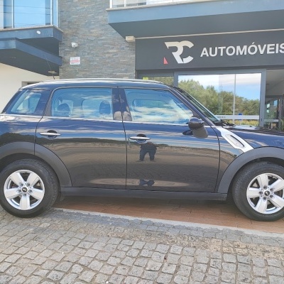 Mini Cooper preto em frente a loja RC AUTOMÓVEIS