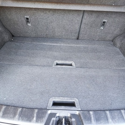 Porta-bagagens de automóvel com revestimento cinzento e tampas com pegas embutidas