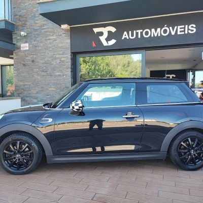 Mini Cooper preto estacionado à frente de loja RC AUTOMÓVEIS
