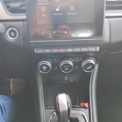 Painel central com ecrã tátil e botões de controlo do carro