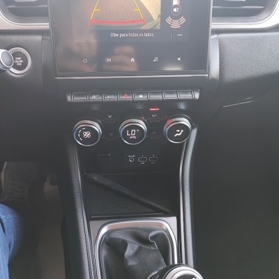 Painel frontal de carro com alavanca de mudanças manual e ecrã digital de câmara traseira