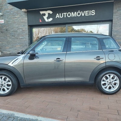 Carro Mini Countryman cinzento metálico estacionado em frente a RC AUTOMÓVEIS