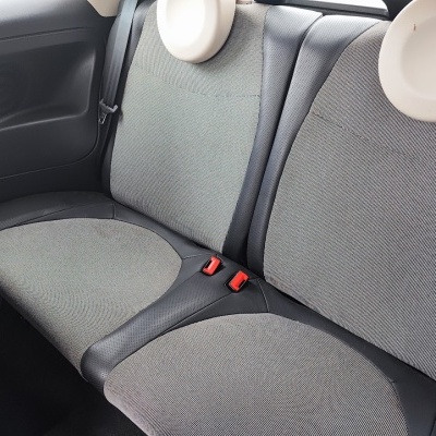 Banco traseiro de carro com estofos cinzentos e detalhes em pele preta