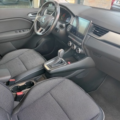 Interior de carro Renault com bancos cinza e painel preto com ecrã tátil