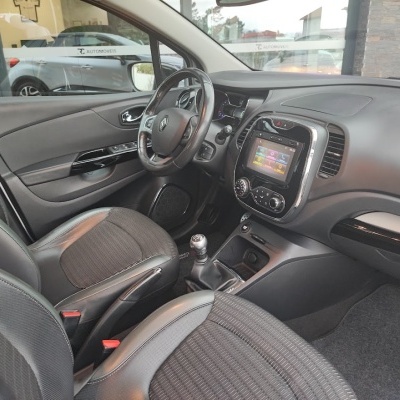 Interior de carro Renault com bancos tecido cinzento e couro preto e painel com ecrã tátil
