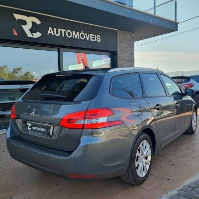 Carrinha Peugeot cinza metálico estacionada junto a loja RC AUTOMÓVEIS
