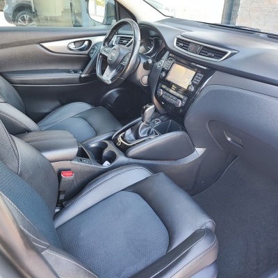 Interior de carro com assentos cinza e painel preto