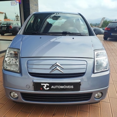 Carro Citroën azul claro com placa RC AUTOMÓVEIS