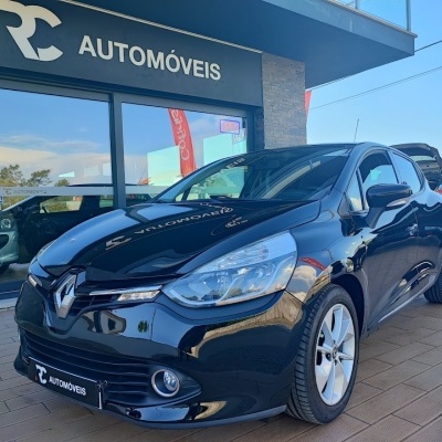 Carro Renault preto à venda em frente a loja RC AUTOMÓVEIS