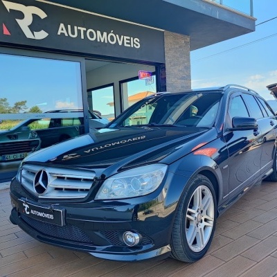 Carro familiar Mercedes-Benz preto em showroom com placa RC AUTOMÓVEIS