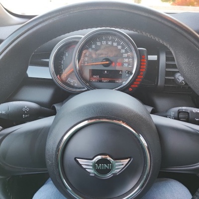 Volante de carro MINI com painel de instrumentos e comandos