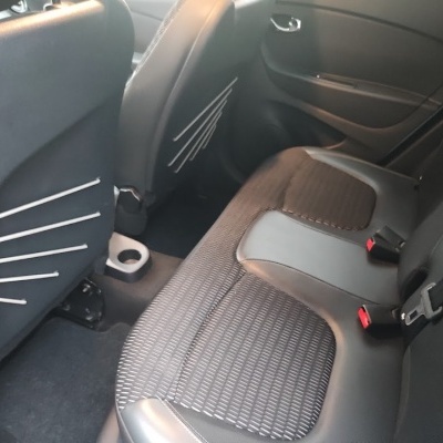 Banco traseiro e parte dos bancos dianteiros em carro com estofos em tecido e couro sintético preto