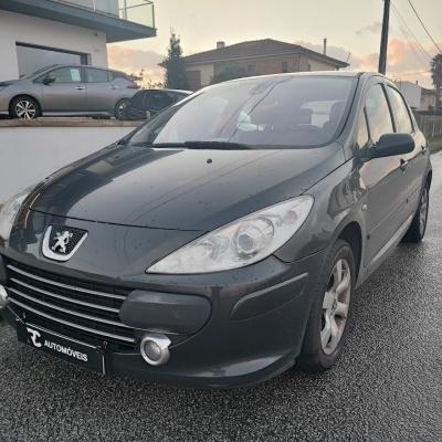 Carro cinzento Peugeot estacionado numa rua