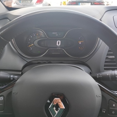 Painel e volante do carro Renault com mostradores digitais e analógicos