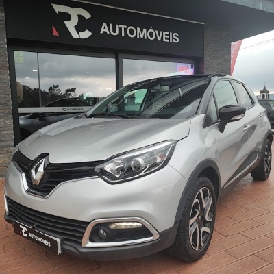 Carro Renault cinza metálico à venda em concessionária