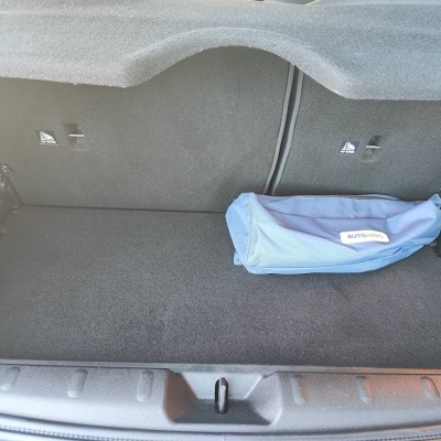 Interior de mala de automóvel com bolsa azul AUTOHERO