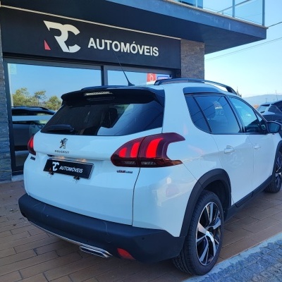Peugeot 2008 GT Line branco estacionado em frente a loja RC AUTOMÓVEIS