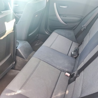 Interior de banco traseiro de carro cinza e preto