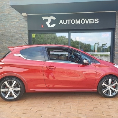 Carro desportivo vermelho 3 portas em frente à loja RC AUTOMÓVEIS