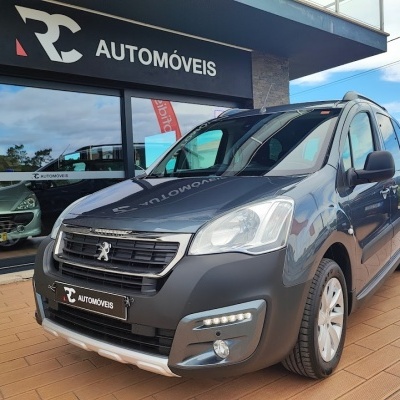 Automóvel Peugeot cinzento escuro à venda em frente à loja RC AUTOMÓVEIS