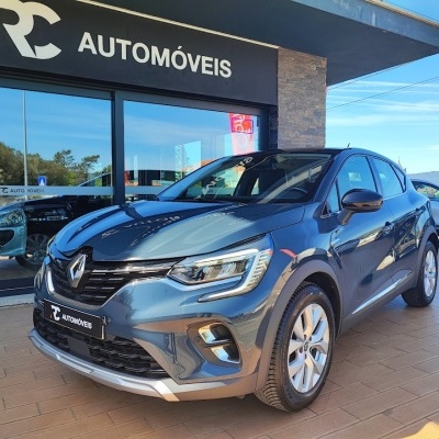 Carro Renault Captur cinza metálico à venda em frente a loja RC AUTOMÓVEIS