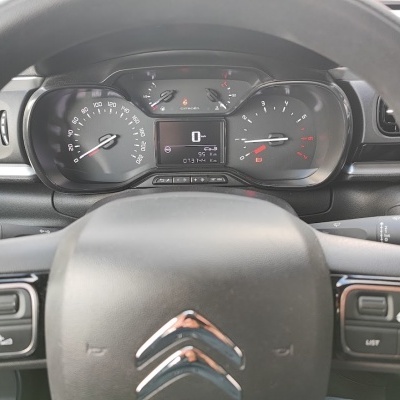 Painel de instrumentos de carro Citroën com velocímetro, conta-rotações e ecrã digital