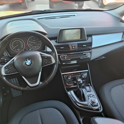 Interior de automóvel BMW com volante em couro preto e painel digital