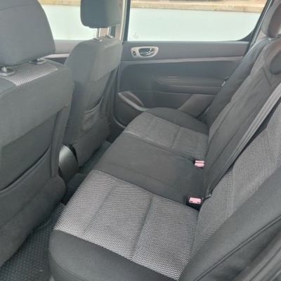 Interior traseiro de carro com bancos cinza e preto em tecido