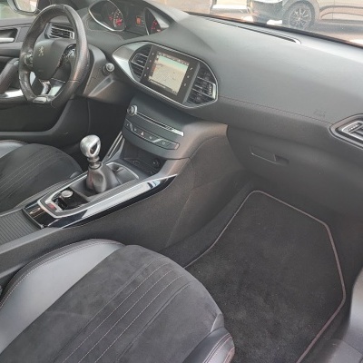 Interior de carro PEUGEOT com volante preto e painel digital