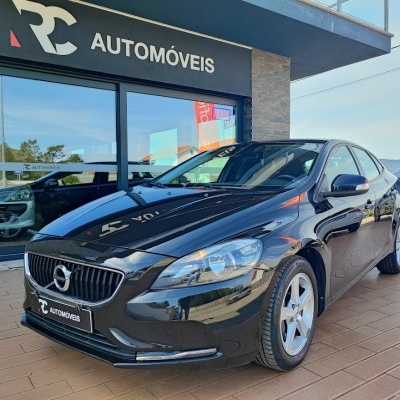 Carro Volvo preto estacionado à frente de loja RC AUTOMÓVEIS