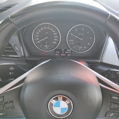 Volante preto BMW com painel de instrumentos e botões