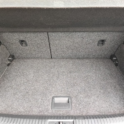 Mala de carro revestida a tecido cinzento com alças e pega embutidas