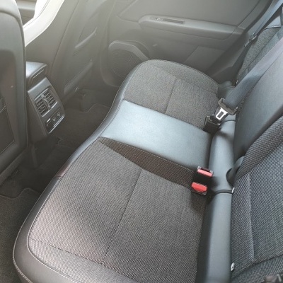 Banco traseiro de automóvel com estofos em tecido cinzento e pele preta