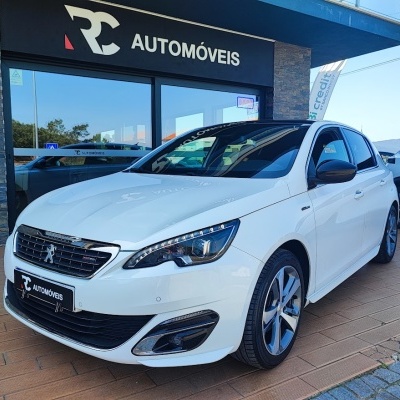 Carro branco Peugeot 308 em frente à loja RC AUTOMÓVEIS