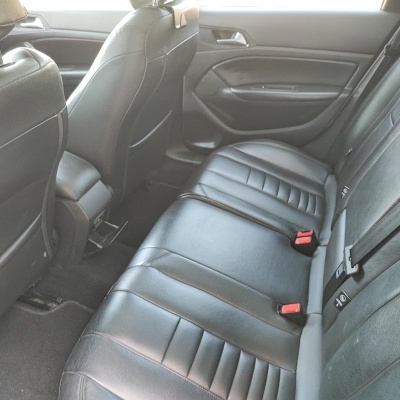 Interior traseiro de carro com bancos de pele preta