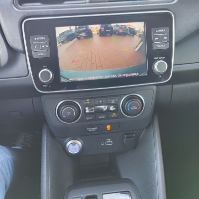 Painel central do carro com monitor, controles e botões