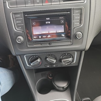 Painel de comando de carro com rádio digital e controlo de ar condicionado