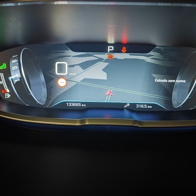 Painel digital de instrumentos de carro com velocímetro, conta-rotações e mapa