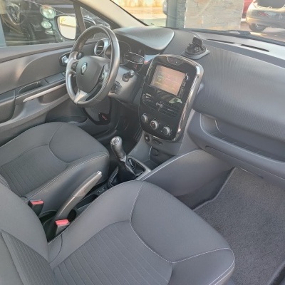 Interior de carro Renault cinza escuro com volante, bancos, painel central e tapetes