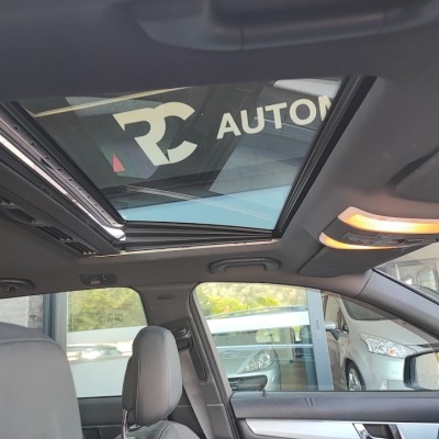 Interior de carro cinza com teto de abrir de vidro