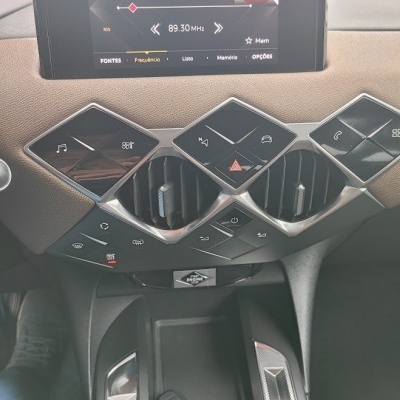 Painel de instrumentos de carro com rádio FM e botões de controlo