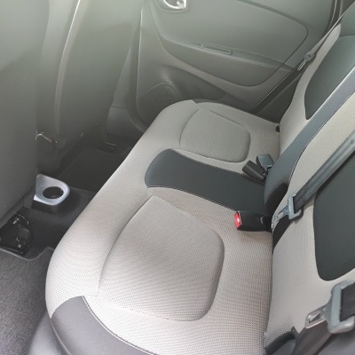 Bancos traseiros de carro com estofos em tecido bege claro e preto