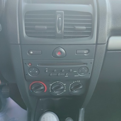 Painel de controle de carro com rádio e volante de mudanças manual