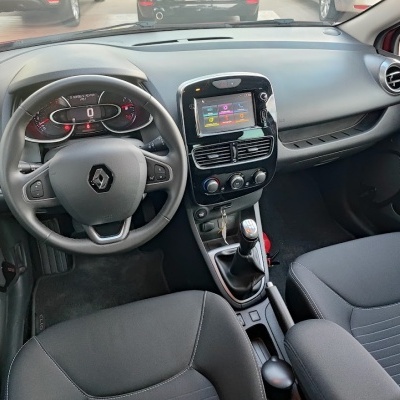 Interior de automóvel Renault com volante preto, painel digital, ecrã tátil e bancos em tecido preto