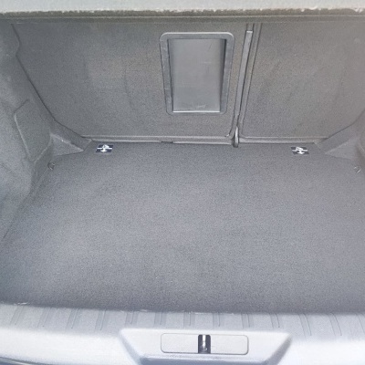 Porta-malas de carro cinza escuro com etiquetas azuis e símbolo branco