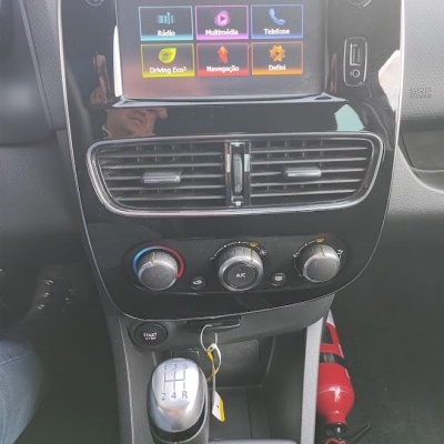 Painel central de carro com ecrã táctil e alavanca de velocidades manual