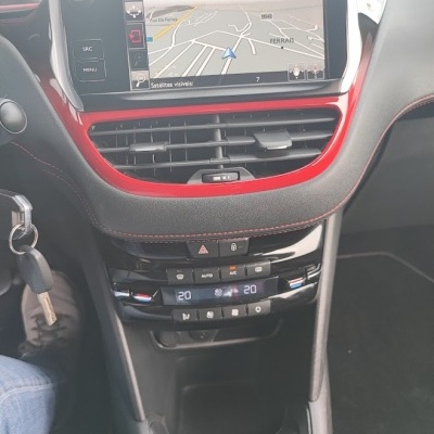 Painel central de carro com GPS, ar condicionado digital e caixa manual.